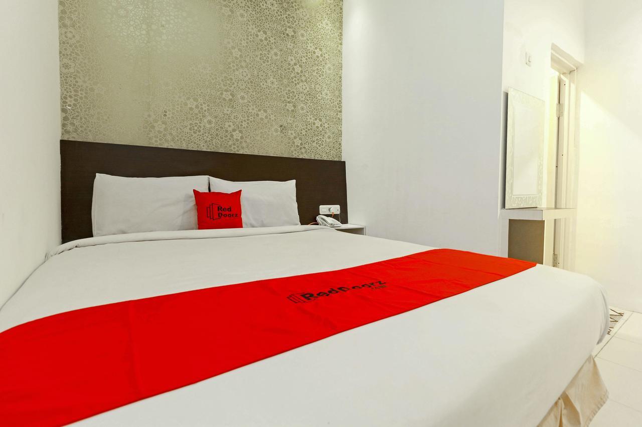 Reddoorz Plus Near Fort Rotterdam Makassar Exterior foto